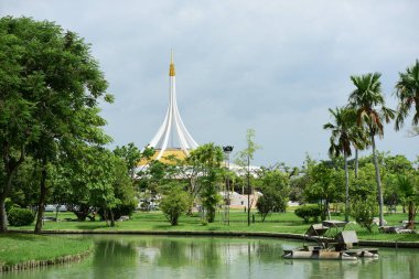 Bahar resmi bahçe. Güzel bahçe yeşil bitki. Resmi bahçe. Park. Güzel güzel renkli çiçekler.