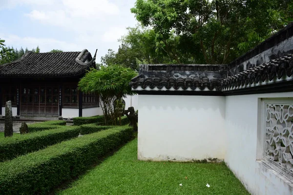 Bahar resmi bahçe. Güzel bahçe yeşil bitki. Resmi bahçe. Park. Güzel güzel renkli çiçekler.