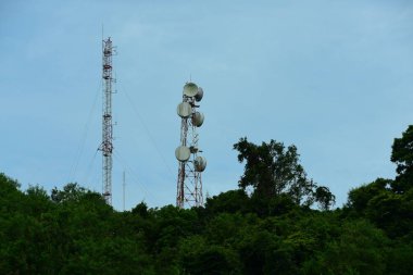 Cep telefonu atenna uydu higth Kulesi yukarıda. Telefon Kulesi, mavi gökyüzü ve bulutlar ile iletişim kulesi anten.