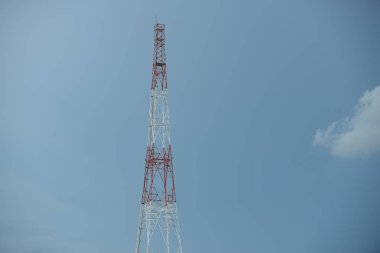 Gökyüzü arka planında yayın kulesi