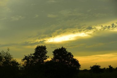 gökyüzü, alan, bulutlar, gün batımı, günbatımı manzara. Alan ve karanlık clouds.sunset yeşil alanı, göl günbatımı ile gökyüzü ve altın bulutlu gökyüzü. Ve güzel su yansıma, parlak renkli gökyüzü