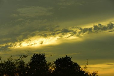gökyüzü, alan, bulutlar, gün batımı, günbatımı manzara. Alan ve karanlık clouds.sunset yeşil alanı, göl günbatımı ile gökyüzü ve altın bulutlu gökyüzü. Ve güzel su yansıma, parlak renkli gökyüzü