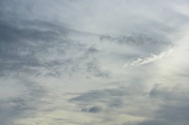 Mavi gökyüzünde beyaz bulutlar