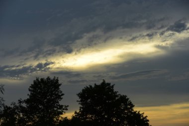 gökyüzü, alan, bulutlar, gün batımı, günbatımı manzara. Alan ve karanlık clouds.sunset yeşil alanı, göl günbatımı ile gökyüzü ve altın bulutlu gökyüzü. Ve güzel su yansıma, parlak renkli gökyüzü