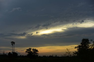 gökyüzü, alan, bulutlar, gün batımı, günbatımı manzara. Alan ve karanlık clouds.sunset yeşil alanı, göl günbatımı ile gökyüzü ve altın bulutlu gökyüzü. Ve güzel su yansıma, parlak renkli gökyüzü