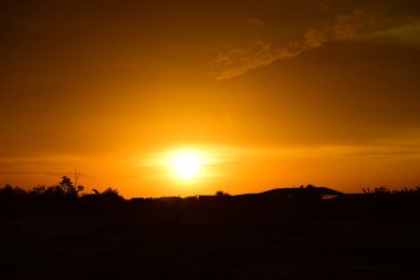 gökyüzü, alan, bulutlar, gün batımı, günbatımı manzara. Alan ve karanlık clouds.sunset yeşil alanı, göl günbatımı ile gökyüzü ve altın bulutlu gökyüzü. Ve güzel su yansıma, parlak renkli gökyüzü