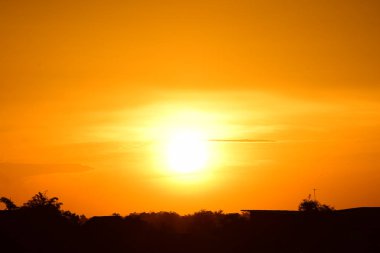 gökyüzü, alan, bulutlar, gün batımı, günbatımı manzara. Alan ve karanlık clouds.sunset yeşil alanı, göl günbatımı ile gökyüzü ve altın bulutlu gökyüzü. Ve güzel su yansıma, parlak renkli gökyüzü