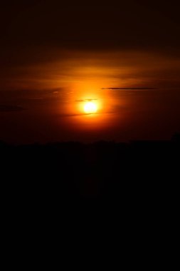 gökyüzü, alan, bulutlar, gün batımı, günbatımı manzara. Alan ve karanlık clouds.sunset yeşil alanı, göl günbatımı ile gökyüzü ve altın bulutlu gökyüzü. Ve güzel su yansıma, parlak renkli gökyüzü