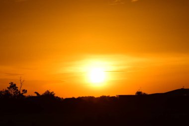 gökyüzü, alan, bulutlar, gün batımı, günbatımı manzara. Alan ve karanlık clouds.sunset yeşil alanı, göl günbatımı ile gökyüzü ve altın bulutlu gökyüzü. Ve güzel su yansıma, parlak renkli gökyüzü