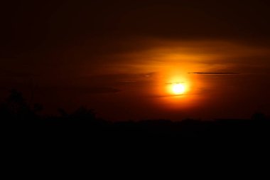 gökyüzü, alan, bulutlar, gün batımı, günbatımı manzara. Alan ve karanlık clouds.sunset yeşil alanı, göl günbatımı ile gökyüzü ve altın bulutlu gökyüzü. Ve güzel su yansıma, parlak renkli gökyüzü