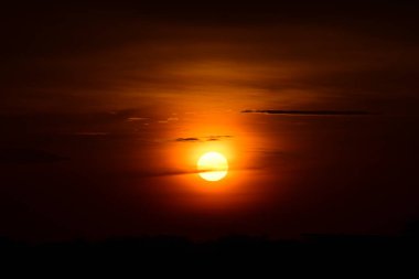 gökyüzü, alan, bulutlar, gün batımı, günbatımı manzara. Alan ve karanlık clouds.sunset yeşil alanı, göl günbatımı ile gökyüzü ve altın bulutlu gökyüzü. Ve güzel su yansıma, parlak renkli gökyüzü