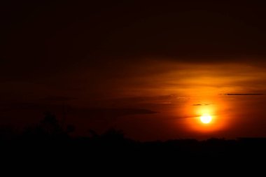 günbatımı manzara. Alan ve karanlık clouds.sunset yeşil alanı, göl günbatımı ile gökyüzü ve altın bulutlu gökyüzü. Ve güzel su yansıma, parlak renkli gökyüzü ve bulutlar olarak geri
