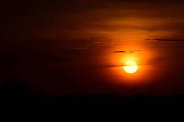 gökyüzü, alan, bulutlar, gün batımı, günbatımı manzara. Alan ve karanlık clouds.sunset yeşil alanı, göl günbatımı ile gökyüzü ve altın bulutlu gökyüzü. Ve güzel su yansıma, parlak renkli gökyüzü