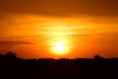 gökyüzü, alan, bulutlar, gün batımı, günbatımı manzara. Alan ve karanlık clouds.sunset yeşil alanı, göl günbatımı ile gökyüzü ve altın bulutlu gökyüzü. Ve güzel su yansıma, parlak renkli gökyüzü