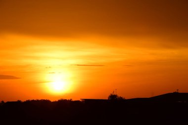 gökyüzü, alan, bulutlar, gün batımı, günbatımı manzara. Alan ve karanlık clouds.sunset yeşil alanı, göl günbatımı ile gökyüzü ve altın bulutlu gökyüzü. Ve güzel su yansıma, parlak renkli gökyüzü