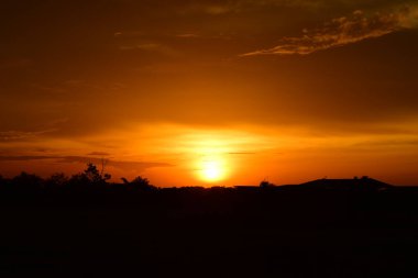 gökyüzü, alan, bulutlar, gün batımı, günbatımı manzara. Alan ve karanlık clouds.sunset yeşil alanı, göl günbatımı ile gökyüzü ve altın bulutlu gökyüzü. Ve güzel su yansıma, parlak renkli gökyüzü