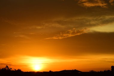 gökyüzü, alan, bulutlar, gün batımı, günbatımı manzara. Alan ve karanlık clouds.sunset yeşil alanı, göl günbatımı ile gökyüzü ve altın bulutlu gökyüzü. Ve güzel su yansıma, parlak renkli gökyüzü
