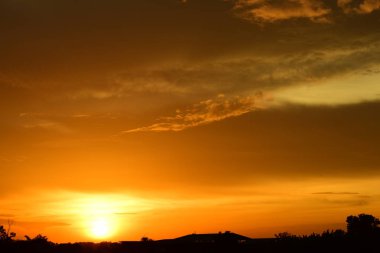 gökyüzü, alan, bulutlar, gün batımı, günbatımı manzara. Alan ve karanlık clouds.sunset yeşil alanı, göl günbatımı ile gökyüzü ve altın bulutlu gökyüzü. Ve güzel su yansıma, parlak renkli gökyüzü
