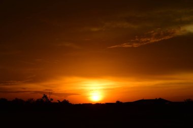 gökyüzü, alan, bulutlar, gün batımı, günbatımı manzara. Alan ve karanlık clouds.sunset yeşil alanı, göl günbatımı ile gökyüzü ve altın bulutlu gökyüzü. Ve güzel su yansıma, parlak renkli gökyüzü