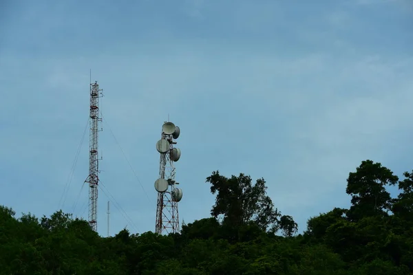 Cell Phone Atenna Műholdas Higth Tower Felett Telefon Torony Torony — Stock Fotó