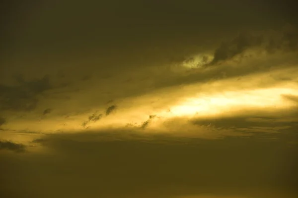 フィールド 夕焼けの風景 フィールドと暗い Clouds Sunset グリーン フィールド 湖の夕暮れの空と黄金の雲と空 美しい水の反射 明るいカラフルな空 — ストック写真