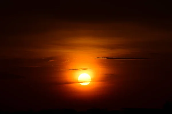 Himmel Feld Wolken Sonnenuntergang Sonnenuntergangslandschaft Feld Und Himmel Mit Dunklen — Stockfoto
