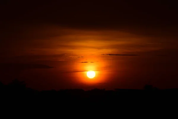 Himmel Feld Wolken Sonnenuntergang Sonnenuntergangslandschaft Feld Und Himmel Mit Dunklen — Stockfoto