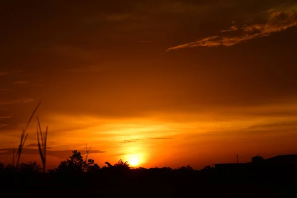 Mező Felhők Naplemente Naplemente Táj Mező Égbolt Sötét Clouds Sunset — Stock Fotó