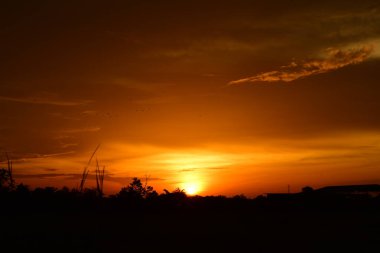 gökyüzü, alan, bulutlar, gün batımı, günbatımı manzara. Alan ve karanlık clouds.sunset yeşil alanı, göl günbatımı ile gökyüzü ve altın bulutlu gökyüzü. Ve güzel su yansıma, parlak renkli gökyüzü