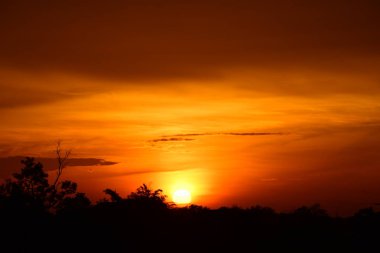 gökyüzü, alan, bulutlar, gün batımı, günbatımı manzara. Alan ve karanlık clouds.sunset yeşil alanı, göl günbatımı ile gökyüzü ve altın bulutlu gökyüzü. Ve güzel su yansıma, parlak renkli gökyüzü