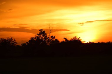 gökyüzü, alan, bulutlar, gün batımı, günbatımı manzara. Alan ve karanlık clouds.sunset yeşil alanı, göl günbatımı ile gökyüzü ve altın bulutlu gökyüzü. Ve güzel su yansıma, parlak renkli gökyüzü