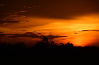gökyüzü, alan, bulutlar, gün batımı, günbatımı manzara. Alan ve karanlık clouds.sunset yeşil alanı, göl günbatımı ile gökyüzü ve altın bulutlu gökyüzü. Ve güzel su yansıma, parlak renkli gökyüzü