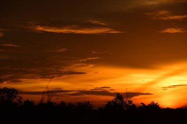 gökyüzü, alan, bulutlar, gün batımı, günbatımı manzara. Alan ve karanlık clouds.sunset yeşil alanı, göl günbatımı ile gökyüzü ve altın bulutlu gökyüzü. Ve güzel su yansıma, parlak renkli gökyüzü