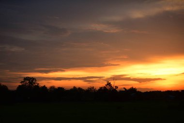 gökyüzü, alan, bulutlar, gün batımı, günbatımı manzara. Alan ve karanlık clouds.sunset yeşil alanı, göl günbatımı ile gökyüzü ve altın bulutlu gökyüzü. Ve güzel su yansıma, parlak renkli gökyüzü