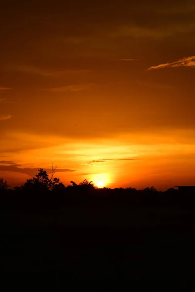 Himmel Feld Wolken Sonnenuntergang Sonnenuntergangslandschaft Feld Und Himmel Mit Dunklen — Stockfoto