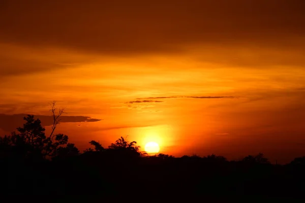 Západ Slunce Šířku Pole Obloha Tmavě Clouds Sunset Zeleném Poli — Stock fotografie