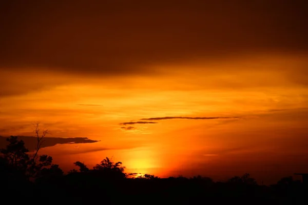 フィールド 夕焼けの風景 フィールドと暗い Clouds Sunset グリーン フィールド 湖の夕暮れの空と黄金の雲と空 美しい水の反射 明るいカラフルな空 — ストック写真