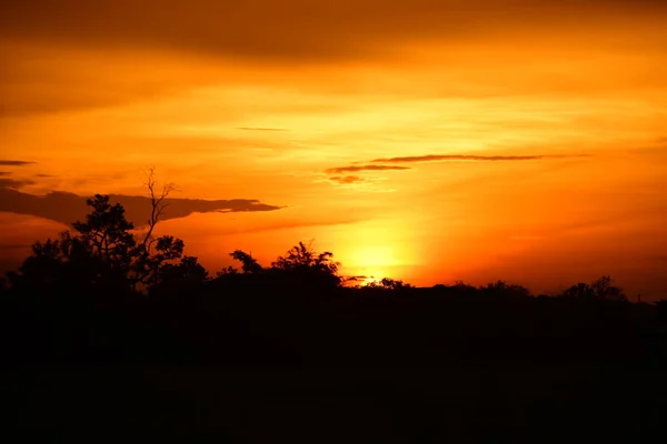 Himmel Feld Wolken Sonnenuntergang Sonnenuntergangslandschaft Feld Und Himmel Mit Dunklen — Stockfoto