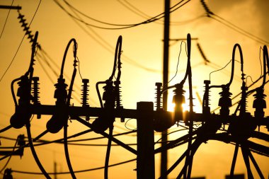Yüksek güçlü enerji nakil direkleri güzel gökyüzü ile önceden karanlık günlerde altın.