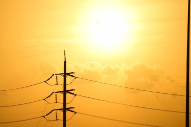 Yüksek güçlü enerji nakil direkleri güzel gökyüzü ile önceden karanlık days.sunset ve yüksek güçlü enerji nakil direkleri altın.