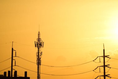 Yüksek güçlü enerji nakil direkleri güzel gökyüzü ile önceden karanlık days.sunset altın.