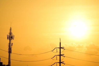 Yüksek güçlü enerji nakil direkleri güzel gökyüzü ile önceden karanlık günlerde altın.