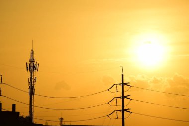 Yüksek güçlü enerji nakil direkleri güzel gökyüzü ile önceden karanlık days.sunset altın.