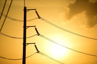 Yüksek güçlü enerji nakil direkleri güzel gökyüzü ile önceden karanlık günlerde altın.