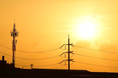 Yüksek güçlü enerji nakil direkleri güzel gökyüzü ile önceden karanlık günlerde altın.