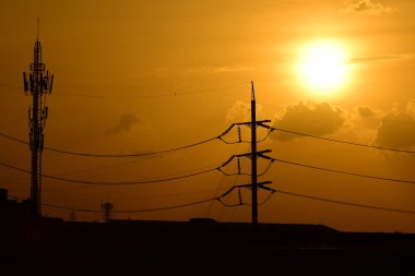 Yüksek güçlü enerji nakil direkleri güzel gökyüzü ile önceden karanlık days.sunset altın.