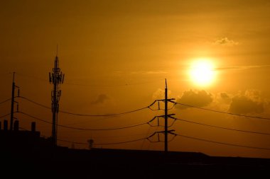 Yüksek güçlü enerji nakil direkleri güzel gökyüzü ile önceden karanlık days.sunset altın.