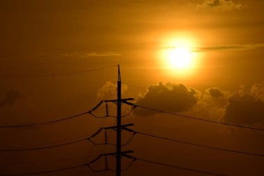 Yüksek güçlü enerji nakil direkleri güzel gökyüzü ile önceden karanlık days.sunset altın.