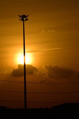 Yüksek güçlü enerji nakil direkleri güzel gökyüzü ile önceden karanlık günlerde altın.