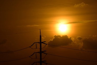 Yüksek güçlü enerji nakil direkleri güzel gökyüzü ile önceden karanlık günlerde altın.